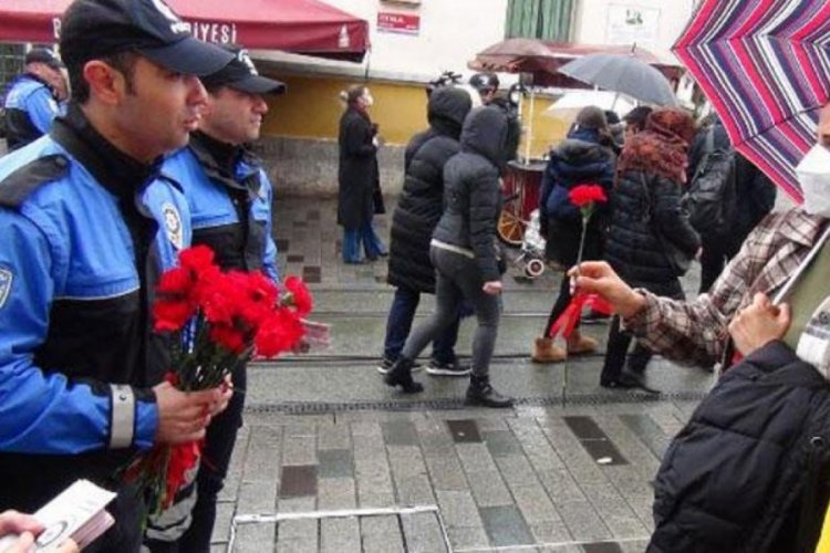 Polis İstanbul'da kadınlara &ccedil;i&ccedil;ek dağıttı