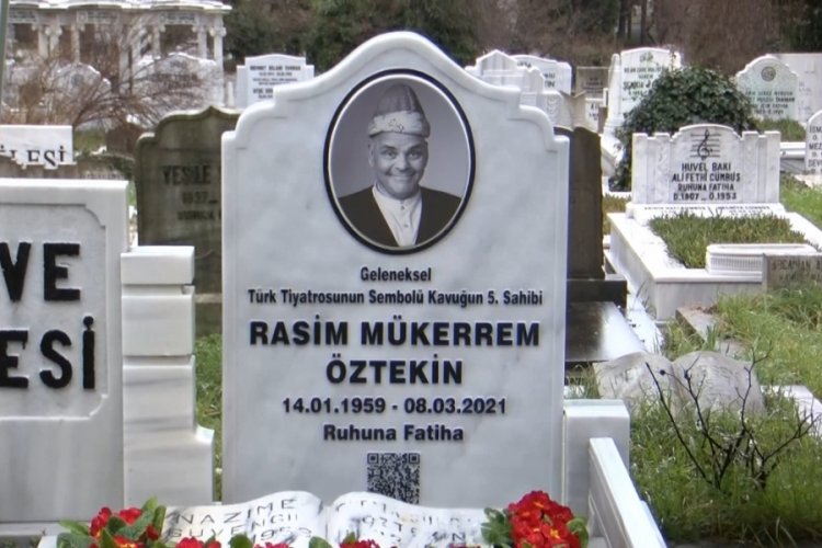 Usta oyuncu Rasim &Ouml;ztekin mezarı başında anıldı