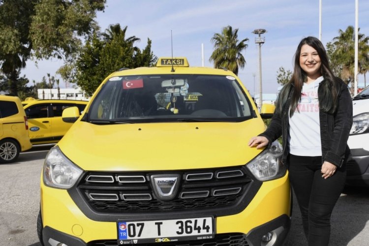 Antalya'da y&uuml;ksek lisanslı kadın taksi şof&ouml;r&uuml;