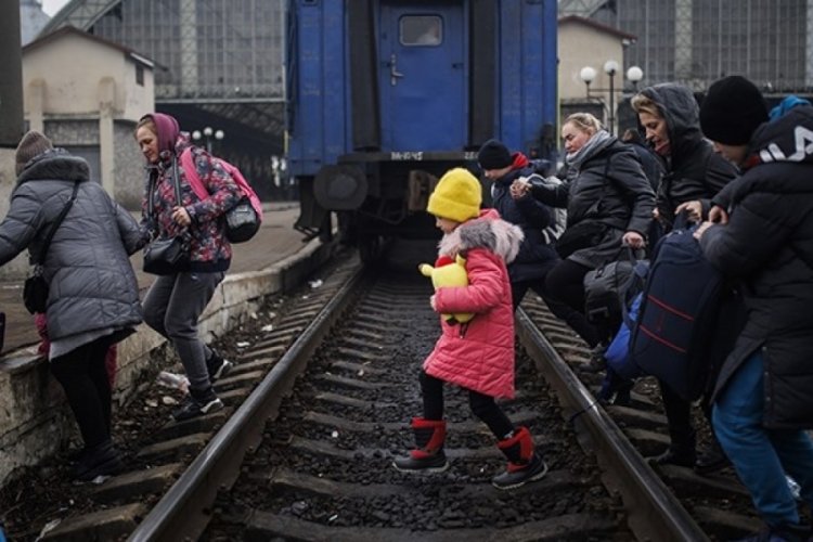 Rus askerleri tahliye s&uuml;recinde insani koridora saldırdı