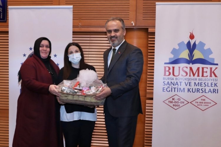 Bursa'da kadınlar g&uuml;nlerini &uuml;reterek ge&ccedil;irdi