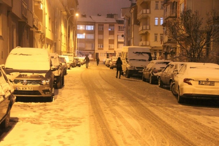 K&uuml;tahya bir hafta sonra tekrar beyaza b&uuml;r&uuml;nd&uuml;