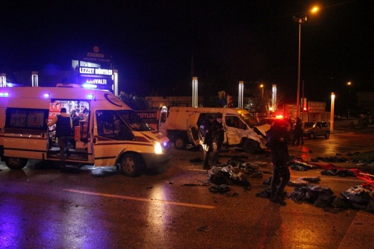 Manisa'da otomobil ile minib&uuml;s &ccedil;arpıştı: 6 yaralı