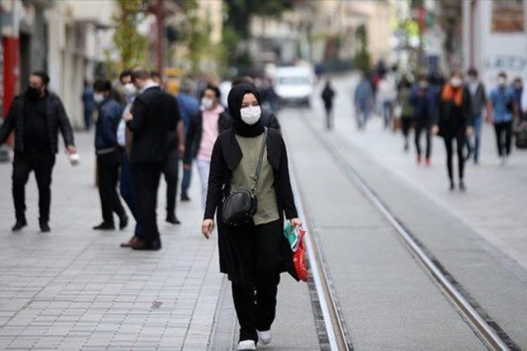 Koronavir&uuml;s salgınının sonu i&ccedil;in 'yaz' aylarını işaret etti!