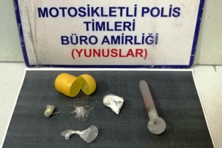 K&uuml;tahya'da bir kişinin &ccedil;antasından uyuşturucu &ccedil;ıktı