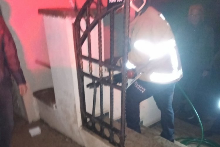 Balıkesir'de sıkışan k&ouml;peğin imdadına itfaiye yetişti