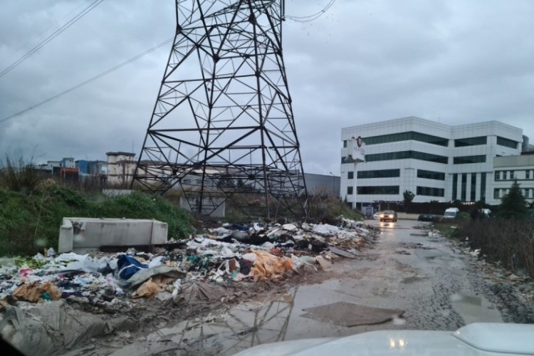 Bursa'da o yol &ccedil;&ouml;plerden tek şeride d&uuml;şt&uuml;