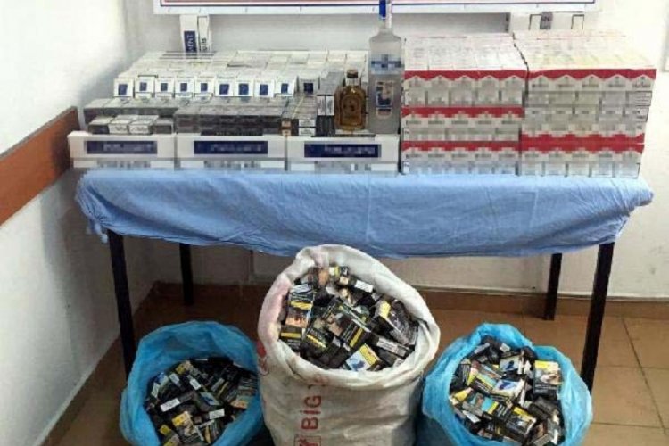 Manisa'da akaryakıt istasyonu marketinde ka&ccedil;ak sigara ele ge&ccedil;irildi