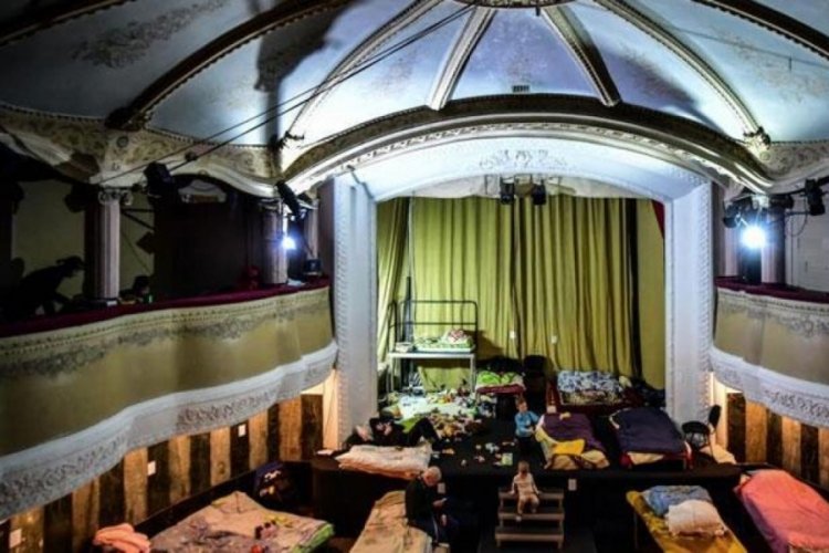 Tarihi tiyatro sahnesi, sığınak oldu