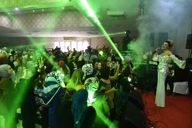Bursa'daki kadınlar, matinede doyasıya eğlendi