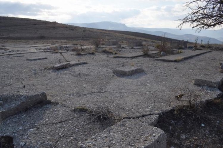 50 yıl &ouml;nce &uuml;zeri betonla kapatıldı! O petrol kuyuları merak uyandırıyor