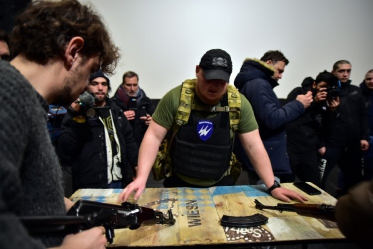 Ukraynalı sivillere sinema salonunda silah eğitimi