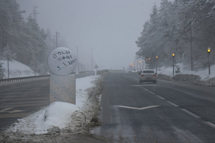 Bolu Dağı'nda kar yağışı ve sis etkisini g&ouml;steriyor