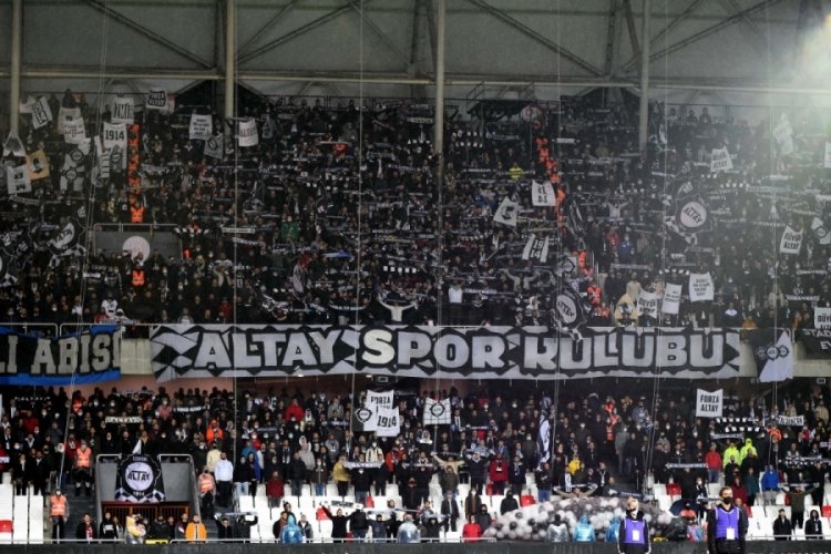 Siyah-beyazlı kul&uuml;pte trib&uuml;n harekatı