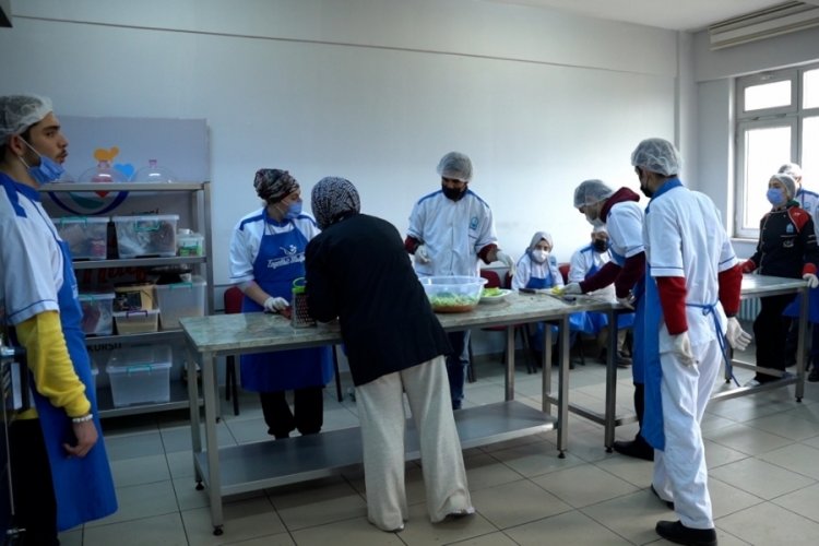 Bursa'da engelsiz mutfak y&uuml;z g&uuml;ld&uuml;r&uuml;yor