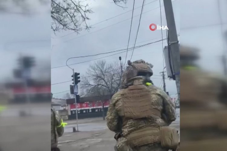 Ukrayna askerlerine y&ouml;nelik roket saldırısı saniye saniye g&ouml;r&uuml;nt&uuml;lendi