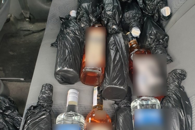 Ş&uuml;phe &uuml;zerine durdurduğu ara&ccedil;tan 16 şişe ka&ccedil;ak i&ccedil;ki &ccedil;ıktı