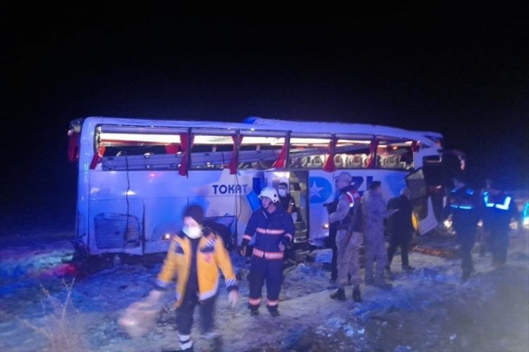 Yolcu otob&uuml;s&uuml; devrildi, 20 kişi yaralandı