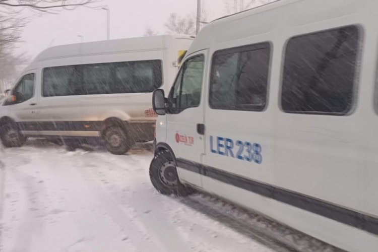 İstanbul'da kayan servis ara&ccedil;larının kaza anları kamerada&nbsp;