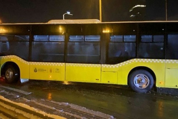 İstanbul'da kar yağışı başladı, İETT otob&uuml;sleri yolda kaldı