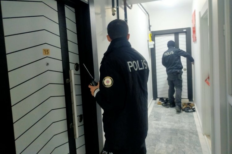Dumanların sardığı bina polis uyarısı ile tahliye edildi