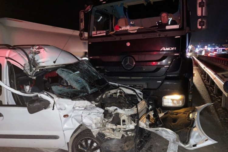 Tıra &ccedil;arpan ara&ccedil; hurdaya d&ouml;nd&uuml;