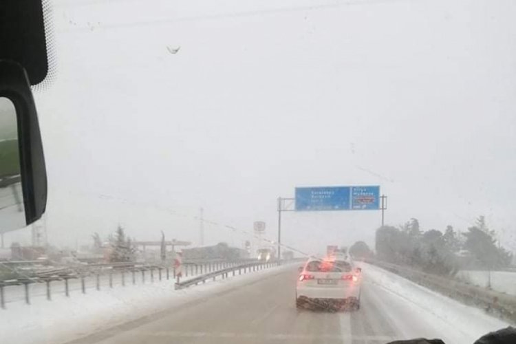 Bursa - İzmir yolunda kar yağışı etkisini g&ouml;steriyor