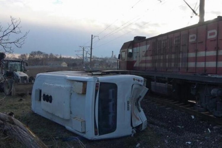 Y&uuml;k treni iş&ccedil;i servisine &ccedil;arptı: 27 yaralı
