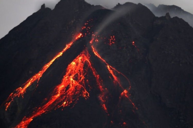 Merapi Yanardağı patladı!