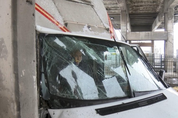 İstanbul'da kamyonet gişeye &ccedil;arptı: 2 yaralı