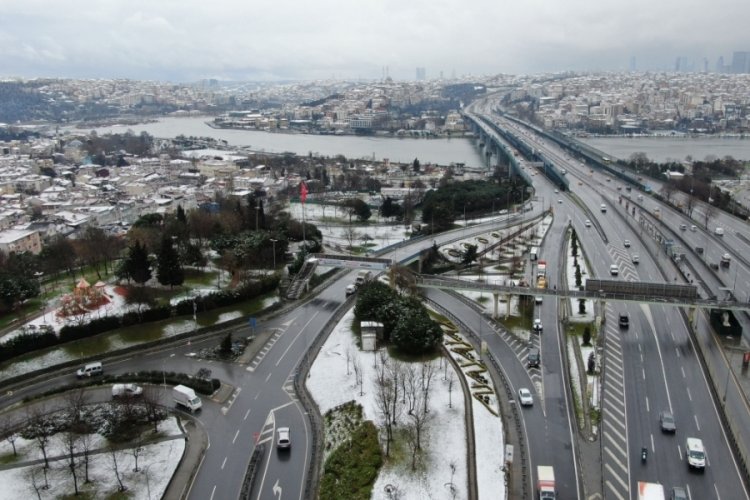 Kar yağışı nedeniyle boş kalan yollar havadan fotoğraflandı