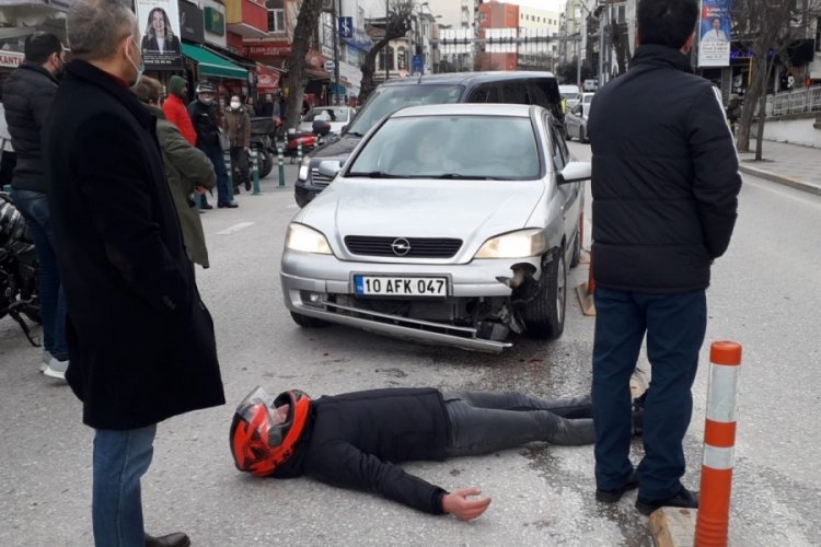 Balıkesir'de otomobil, devrilen motosikletin s&uuml;r&uuml;c&uuml;s&uuml;ne &ccedil;arptı
