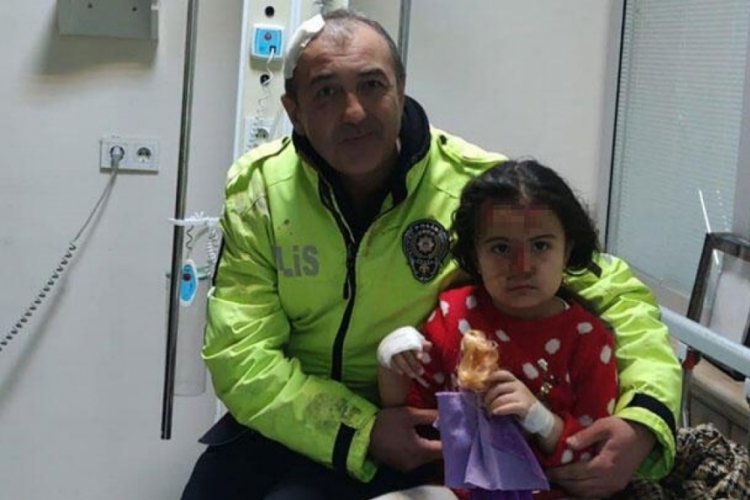 Polis memuru, Aysima'yı otomobilin altında kalmaktan kurtardı!
