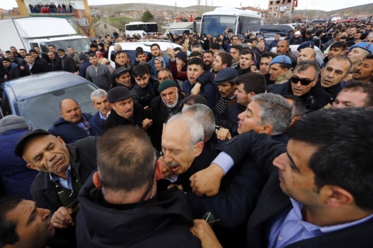 Kemal Kılı&ccedil;daroğlu'na yumruk atan sanığa hapis talebi