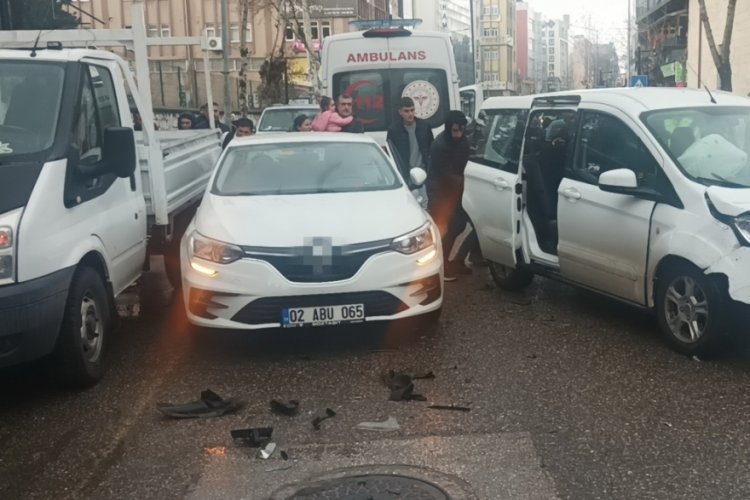 Adıyaman'da otomobil ile ticari ara&ccedil;  &ccedil;arpıştı: 2 yaralı