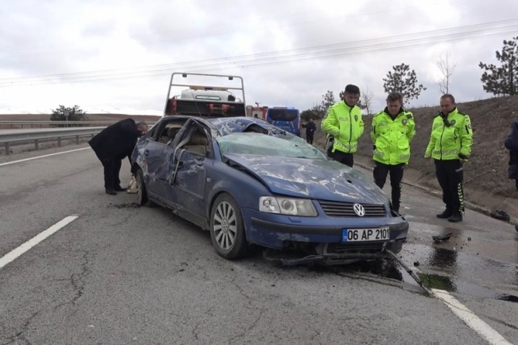 Takla atan otomobil metrelerce s&uuml;r&uuml;klendi: 2 ağır yaralı