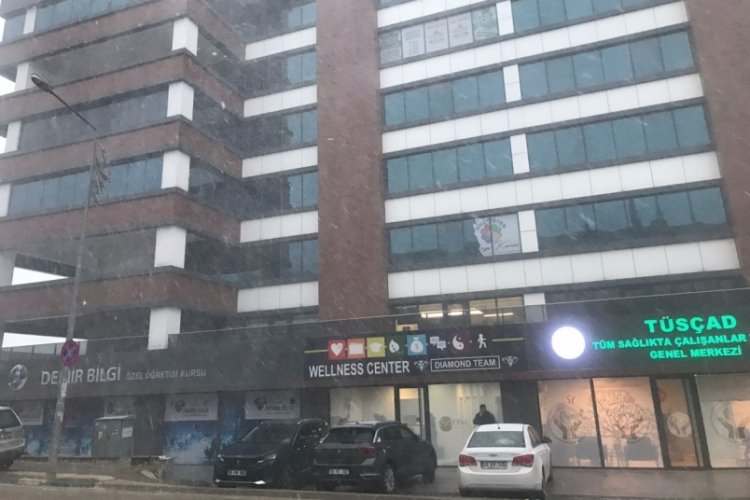 Bursa'da şehir merkezinde kar yağışı başladı!