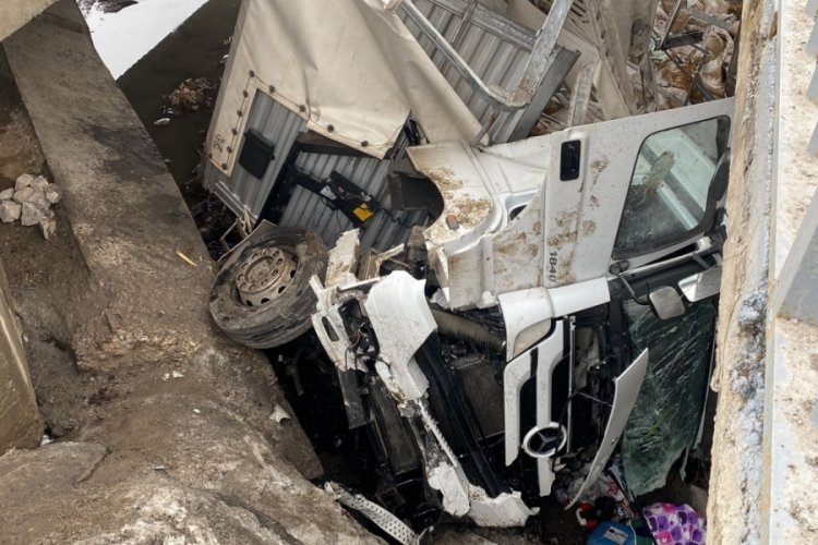 Ağrı'da iki k&ouml;pr&uuml; arasına d&uuml;şen tırın şof&ouml;r&uuml; &ouml;l&uuml;mden d&ouml;nd&uuml;