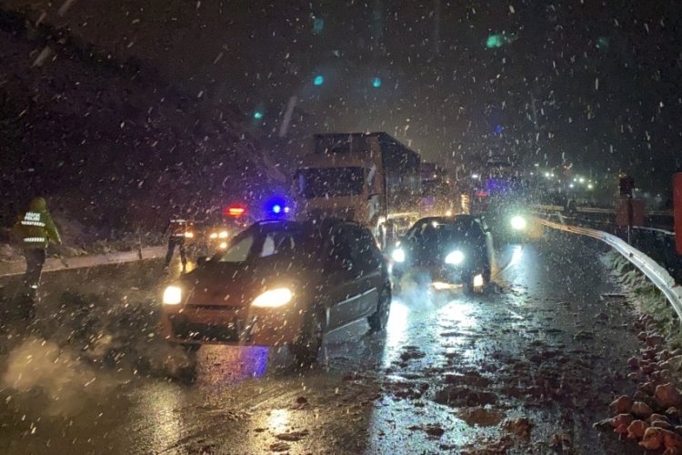 Tırın taşıdığı konteyner devrildi, D-100 ulaşıma kapandı