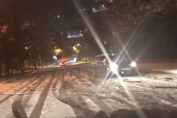 Karda yokuşta kayan ara&ccedil;lar zor anlar yaşadı