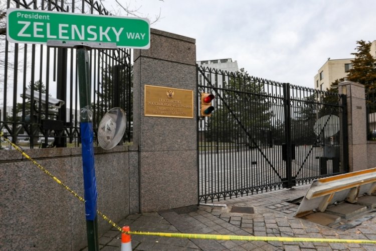 Rusya B&uuml;y&uuml;kel&ccedil;iliği binasının &ouml;n&uuml;ne 'Zelenski Yolu' tabelası
