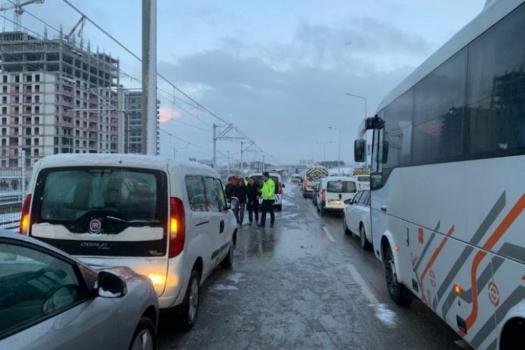 Bursa'da İzmir yolu caddesinde kaza (&Ouml;ZEL HABER)