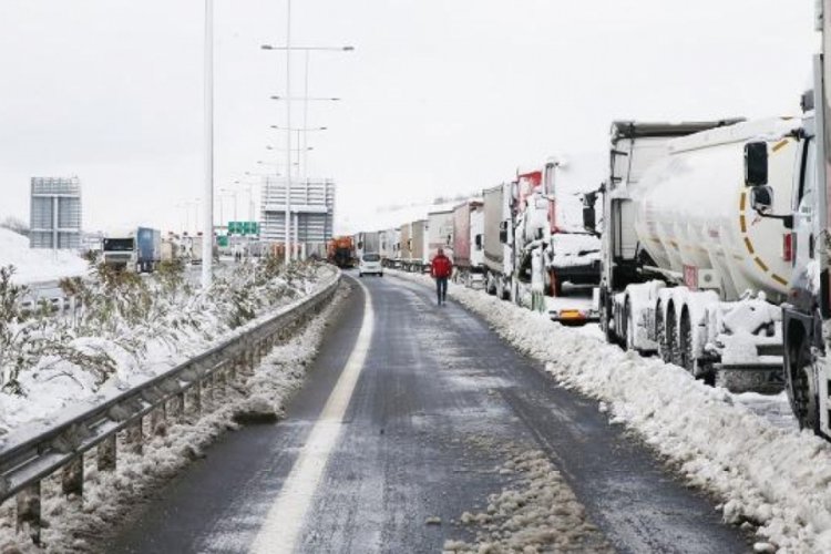 İstanbul'a kar yağışı nedeniyle tır ve kamyon girişleri durduruldu