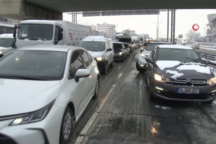 Mahmutbey Gişeleri'nde trafik durma noktasında!