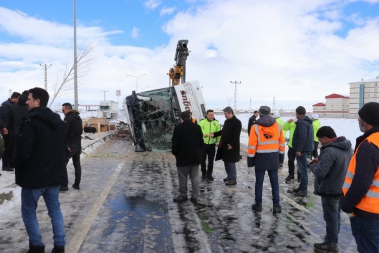 Ağrı'da otob&uuml;s devrildi! 13 kişi yaralandı