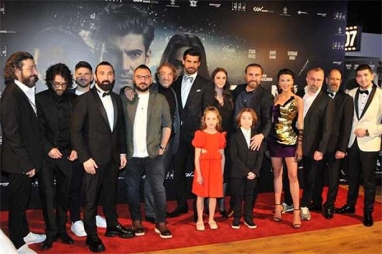 Melisa Aslı Pamuk, film galasına oyuncu sevgilisiyle katıldı