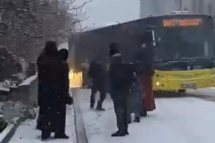 Otob&uuml;s elektrik panosuna &ccedil;arptı, patlamalar yaşandı