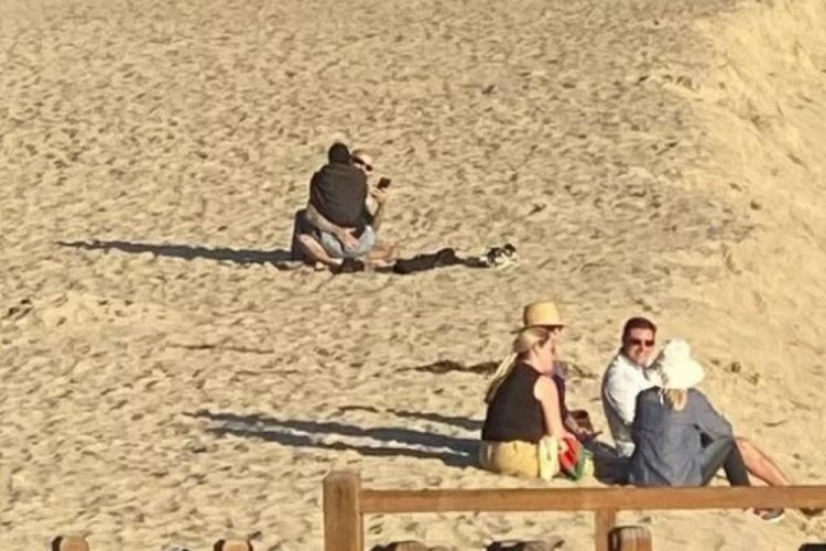 Kourtney Kardashian ve nişanlısı Travis Barker plajda sarmaş dolaş g&ouml;r&uuml;nt&uuml;lendi