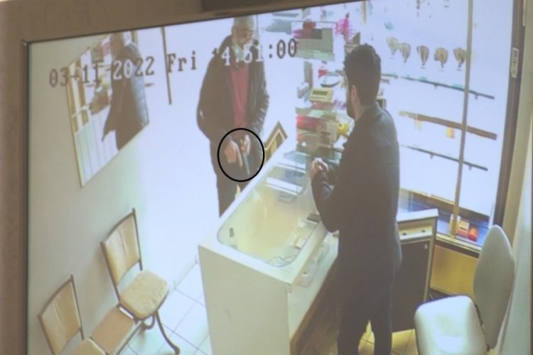 Diyarbakır'da m&uuml;şteri gibi girdiği d&uuml;kkanda silah &ccedil;ekti