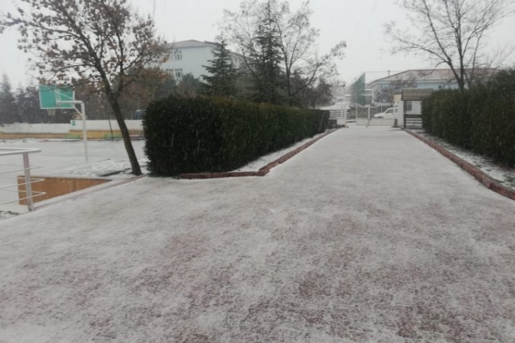 Aynı g&uuml;n hem doluyu hem yağmuru hem de karı g&ouml;rd&uuml;ler